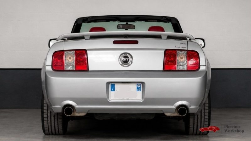 Ford Mustang GT Cabriolet V8 – 80 500 km – Intérieur Rouge – Dynomax – Suivi complet