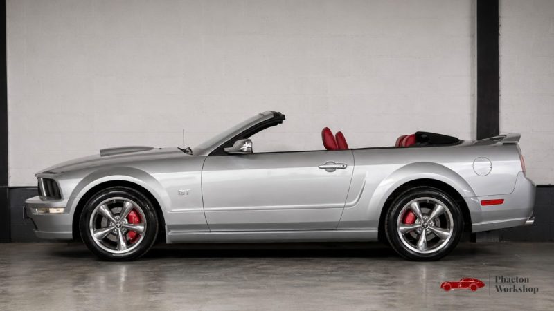 Ford Mustang GT Cabriolet V8 – 80 500 km – Intérieur Rouge – Dynomax – Suivi complet