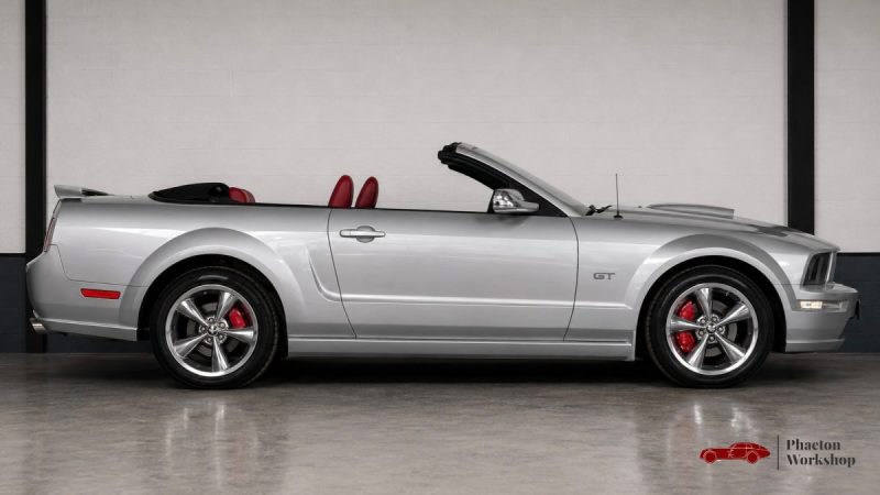 Ford Mustang GT Cabriolet V8 – 80 500 km – Intérieur Rouge – Dynomax – Suivi complet