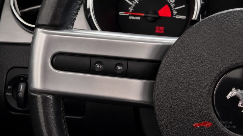 Ford Mustang GT Cabriolet V8 – 80 500 km – Intérieur Rouge – Dynomax – Suivi complet