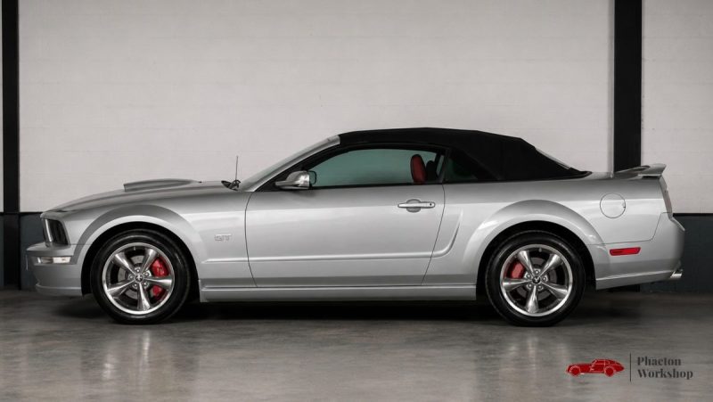 Ford Mustang GT Cabriolet V8 – 80 500 km – Intérieur Rouge – Dynomax – Suivi complet