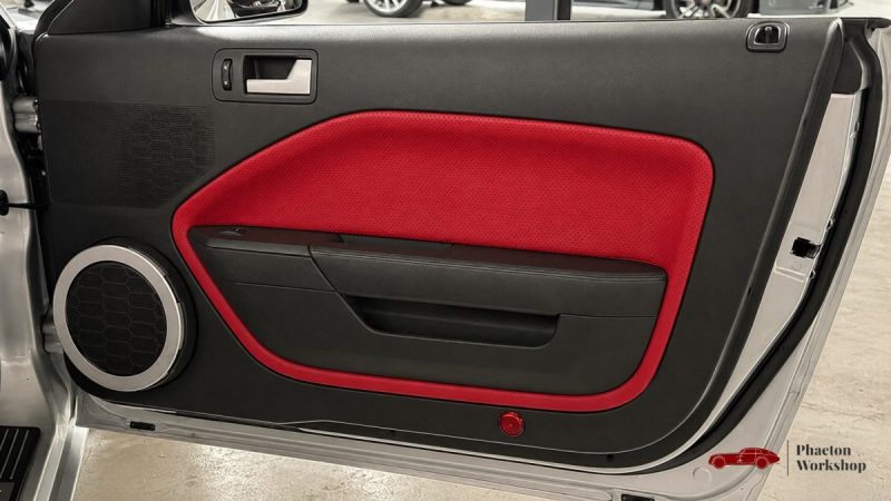Ford Mustang GT Cabriolet V8 – 80 500 km – Intérieur Rouge – Dynomax – Suivi complet