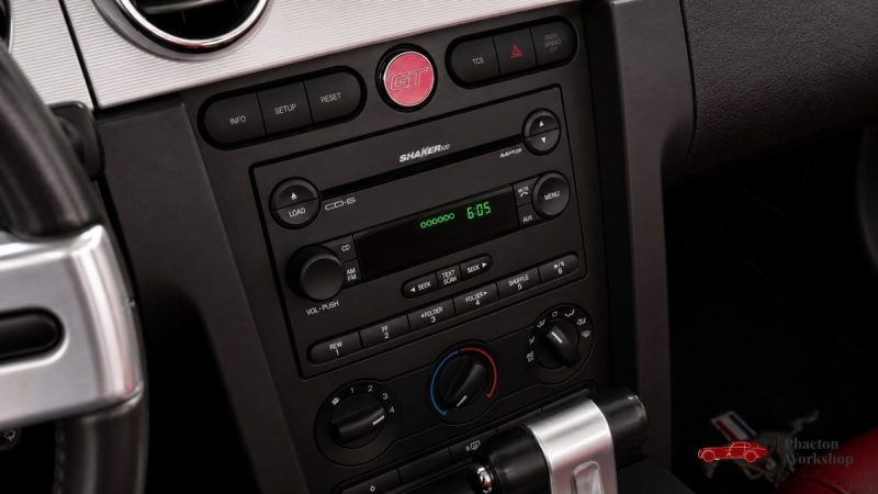 Ford Mustang GT Cabriolet V8 – 80 500 km – Intérieur Rouge – Dynomax – Suivi complet