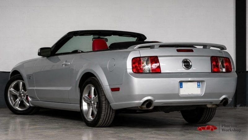 Ford Mustang GT Cabriolet V8 – 80 500 km – Intérieur Rouge – Dynomax – Suivi complet