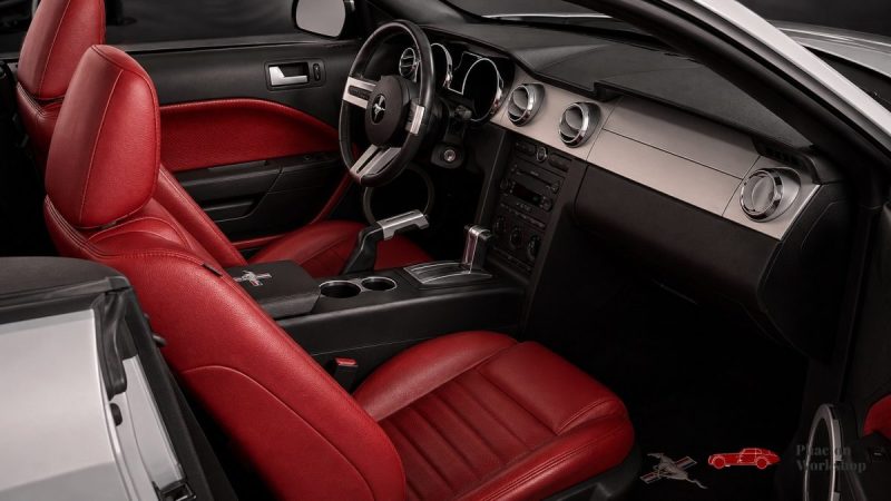 Ford Mustang GT Cabriolet V8 – 80 500 km – Intérieur Rouge – Dynomax – Suivi complet