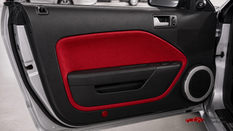 Ford Mustang GT Cabriolet V8 – 80 500 km – Intérieur Rouge – Dynomax – Suivi complet