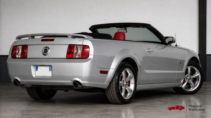 Ford Mustang GT Cabriolet V8 – 80 500 km – Intérieur Rouge – Dynomax – Suivi complet