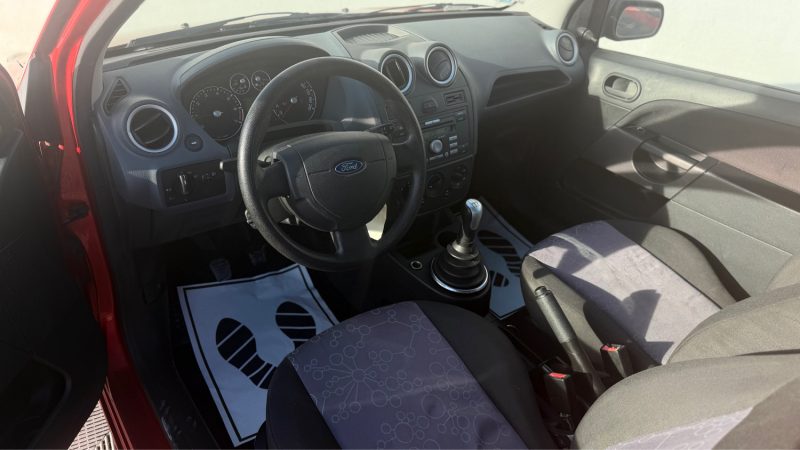 FORD FIESTA 1.3 i 70 Cv  AMBIANTE ** 69 000 KM **