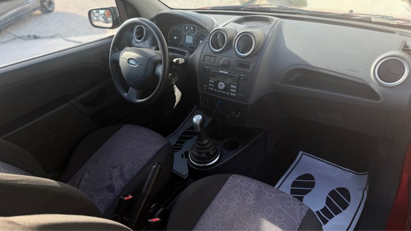 FORD FIESTA 1.3 i 70 Cv  AMBIANTE ** 69 000 KM **