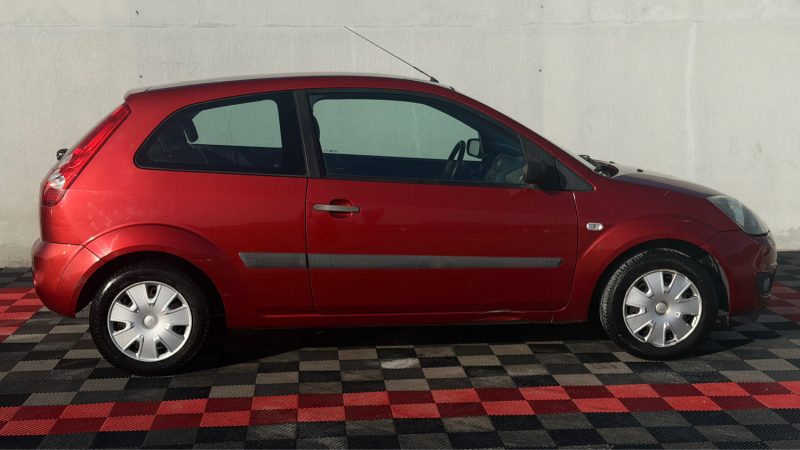 FORD FIESTA 1.3 i 70 Cv  AMBIANTE ** 69 000 KM **