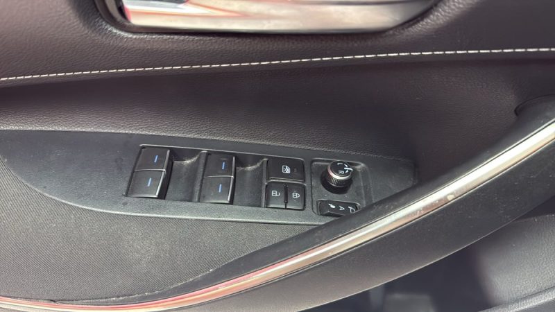 TOYOTA COROLLA BERLINE HYBRIDE 122cv DYNAMIC BUSINESS/1 ERE MAIN/TVA RECUPERABLE