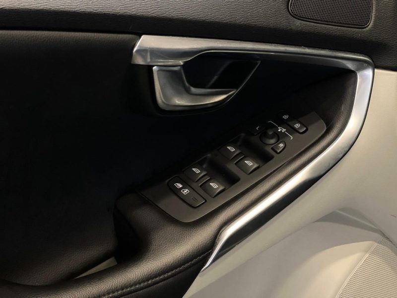 VOLVO V40 D2 115CH SUMMUM  