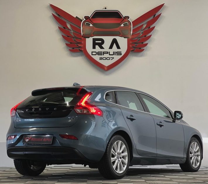 VOLVO V40 D2 115CH SUMMUM  