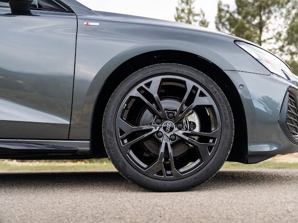 Audi a3 sportback s-line 35 tfsi 150 cv  GRIS DAYTONA pano / sonos / 360 ; 504 par mois