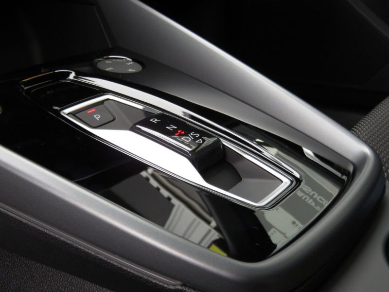 Audi a3 sportback s-line 35 tfsi 150 cv  GRIS DAYTONA pano / sonos / 360 ; 560 par mois