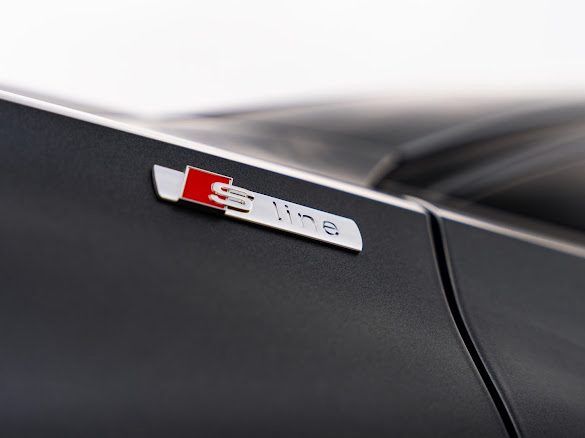 Audi a3 sportback s-line 35 tfsi 150 cv  GRIS DAYTONA pano / sonos / 360 ; 504 par mois