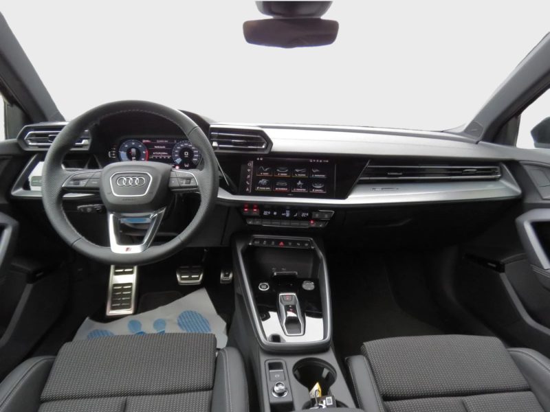 Audi a3 sportback s-line 35 tfsi 150 cv  GRIS DAYTONA pano / sonos / 360 ; 560 par mois