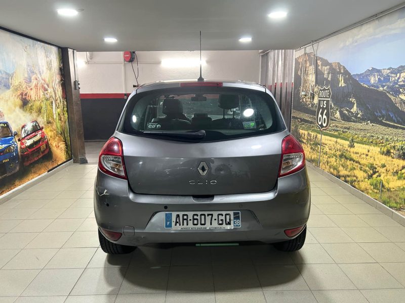 RENAULT CLIO III XV DE FRANCE 1.2 16V 100CH 2010