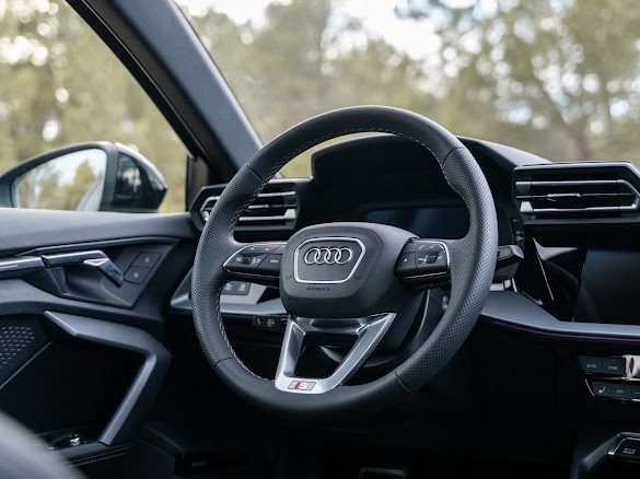 AUDI A3 SPORTBACK 35 TFSI 150 cv noire pano / sonos / 360 ; 560 par mois
