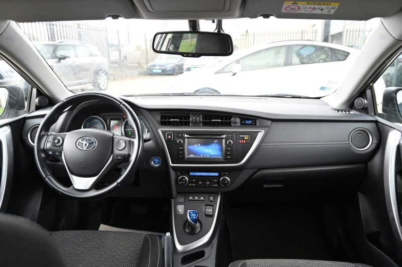 TOYOTA AURIS HSD 136H FEEL 2015