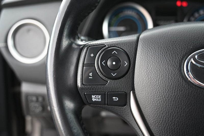 TOYOTA AURIS HSD 136H FEEL 2015