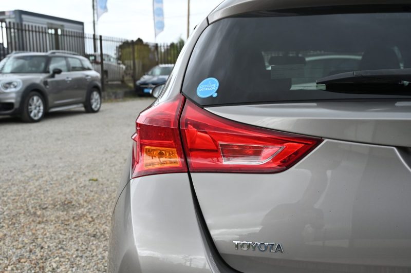 TOYOTA AURIS HSD 136H FEEL 2015