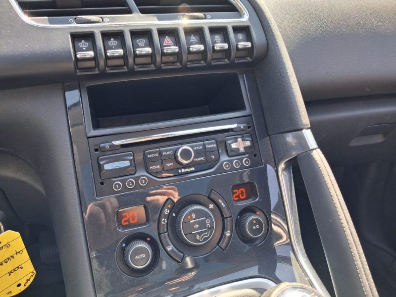 PEUGEOT 3008 1.6 HDI 115CV TOIT PANORAMIQUE SUIVIE PEUGEOT DISPONIBLE 