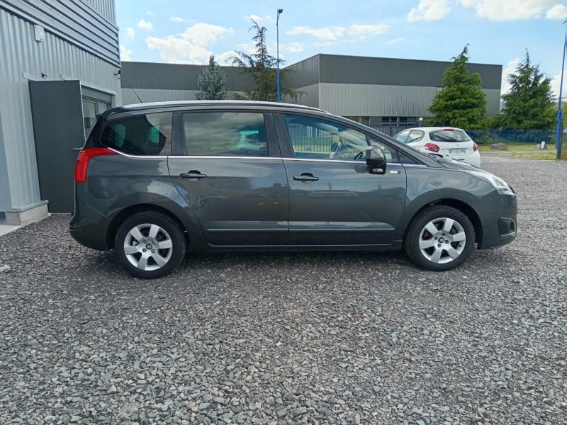 PEUGEOT 5008 7 PLACES 1.6 E-HDI 120CV STYLE / TOIT PANO GPS BLUETOOTH / SUIVI COMPLET PEUGEOT