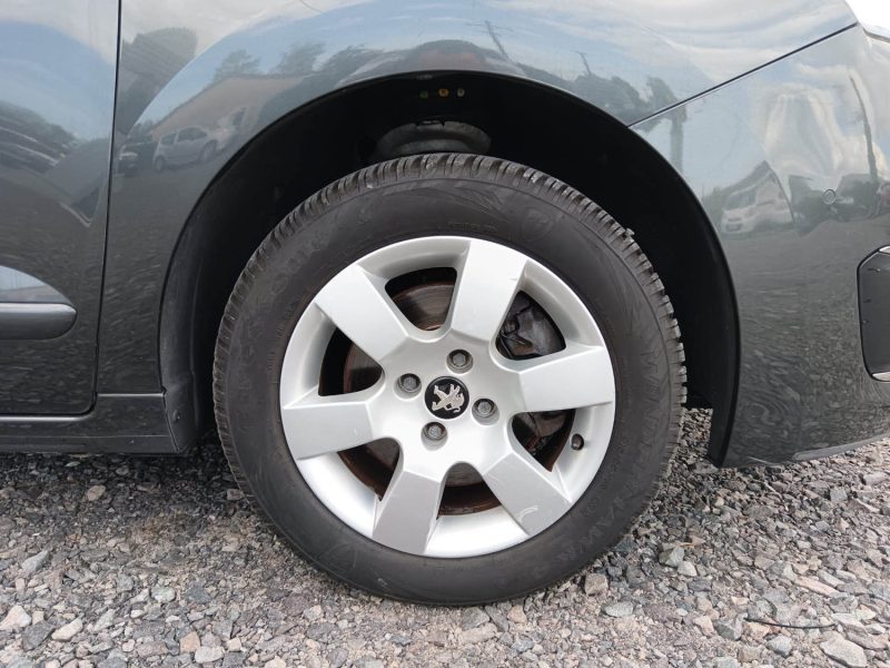 PEUGEOT 5008 7 PLACES 1.6 E-HDI 120CV STYLE / TOIT PANO GPS BLUETOOTH / SUIVI COMPLET PEUGEOT