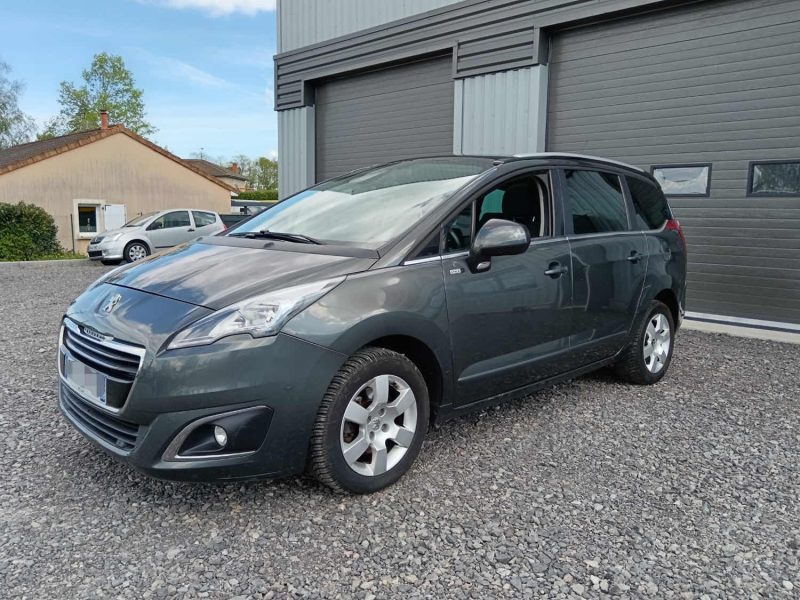 PEUGEOT 5008 7 PLACES 1.6 E-HDI 120CV STYLE / TOIT PANO GPS BLUETOOTH / SUIVI COMPLET PEUGEOT