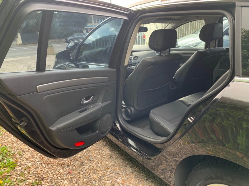 RENAULT LAGUNAIII 2.0 DCI 130 BLACK EDITION 2011