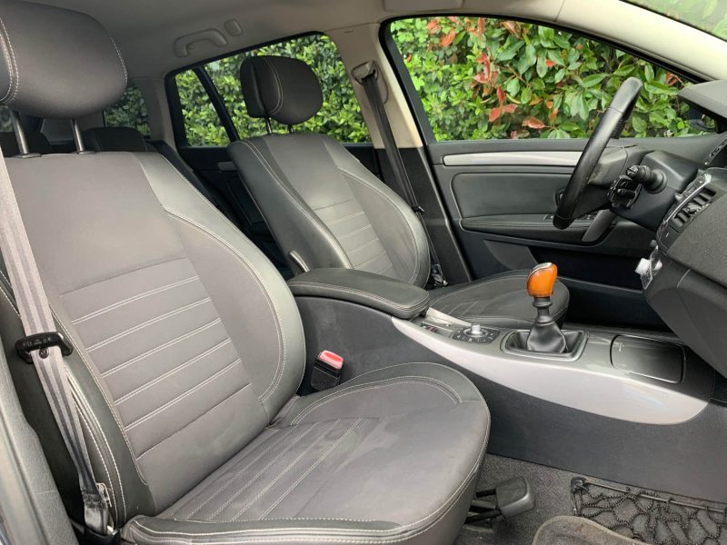 RENAULT LAGUNAIII 2.0 DCI 130 BLACK EDITION 2011