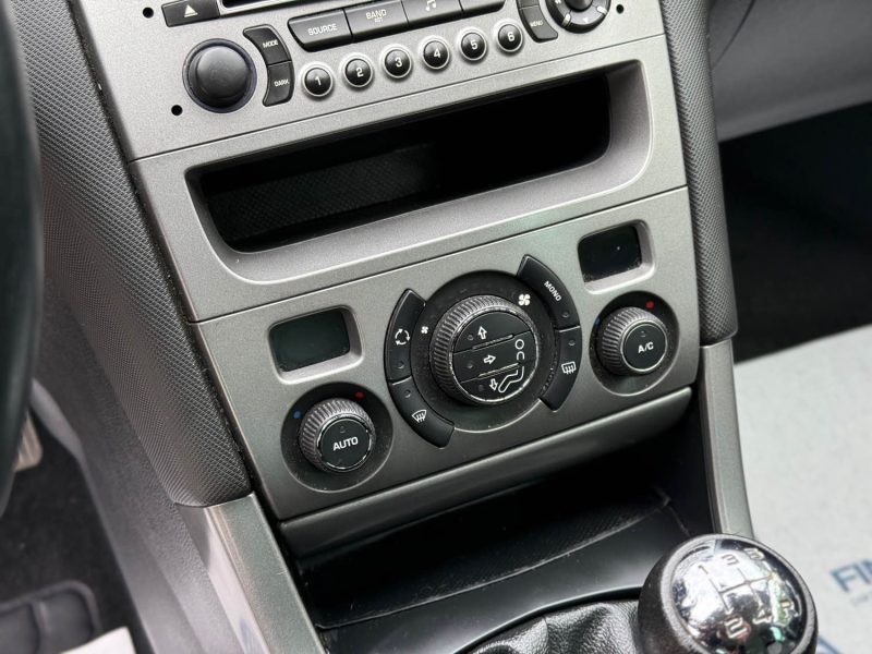 Peugeot 308 SW 1.6 VTi 120 ch Pack Premium - Clim - Break - Attelage - Révisée & Garantie 6 mois