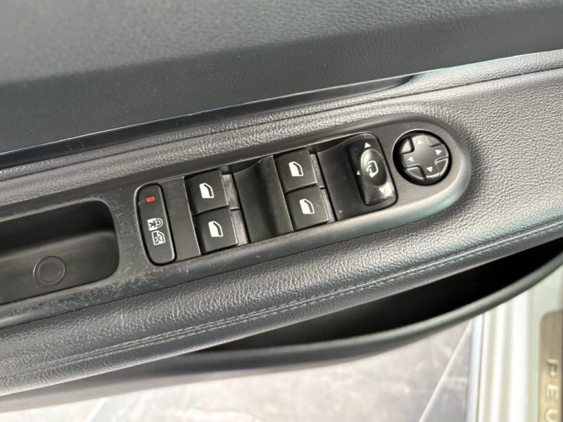 🔹 PEUGEOT 3008 1.6 HDI 115 Féline🌅 Toit panoramique ✨ Intérieur cuir🛡️ Garantie 6 mois