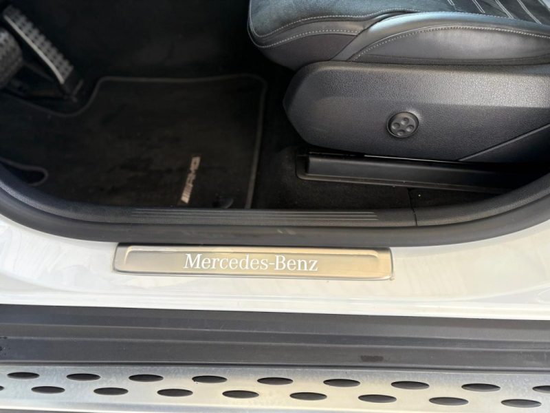 MERCEDES GLC 300e 4MATIC 204ch / Toit pano / Attelage / Sièges chauffants / AMG Line