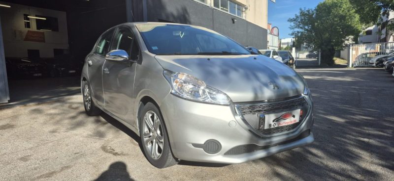Peugeot 208 1.4 Hdi 68 ch Allure, Gris, *Clim*, *Idéale jeune conducteur*, *Régulateur de vitesse*