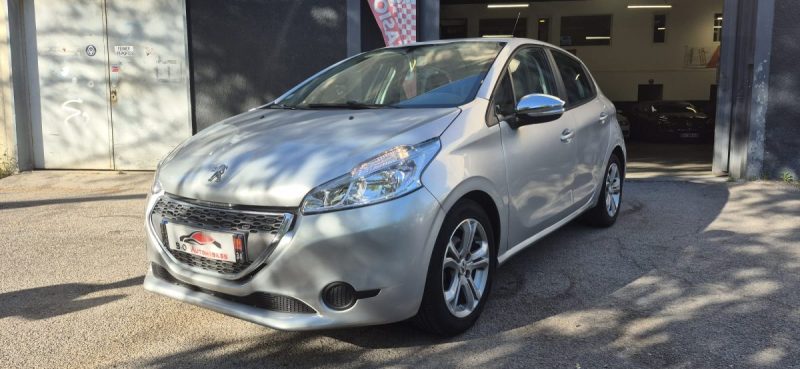 Peugeot 208 1.4 Hdi 68 ch Allure, Gris, *Clim*, *Idéale jeune conducteur*, *Régulateur de vitesse*