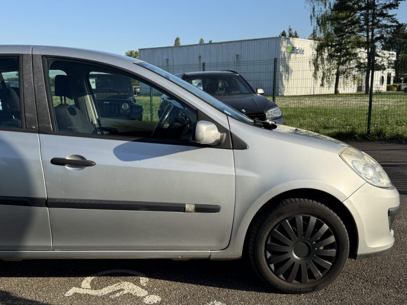 Renault Clio III 1.6 16v 110ch Expression  Pour pro ou mécaniciens 
