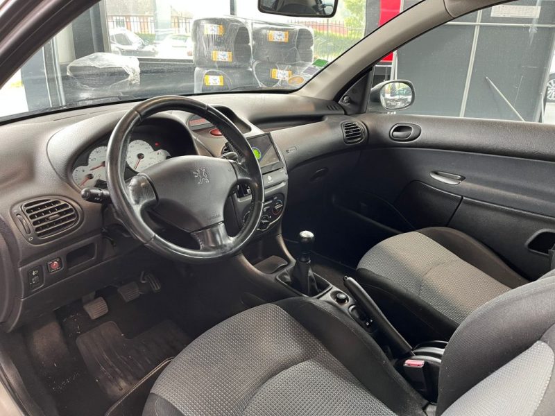 🚗 PEUGEOT 206 1.1 60ch ⚙️ ❄️ Climatisation 📱 Bluetooth 📺 Ecran tactile