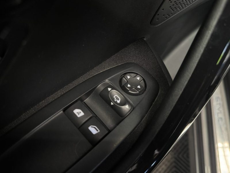 PEUGEOT 208 1.2 PURETECH 82ch STYLE 5P 2018