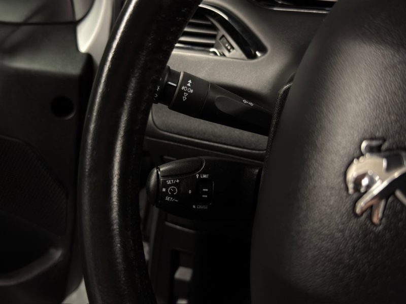 PEUGEOT 208 PHASE 2 II ALLURE 1.2 82 Cv 5 PORTES / ECRAN TACTILE CRIT AIR 1  - GARANTIE 1 AN