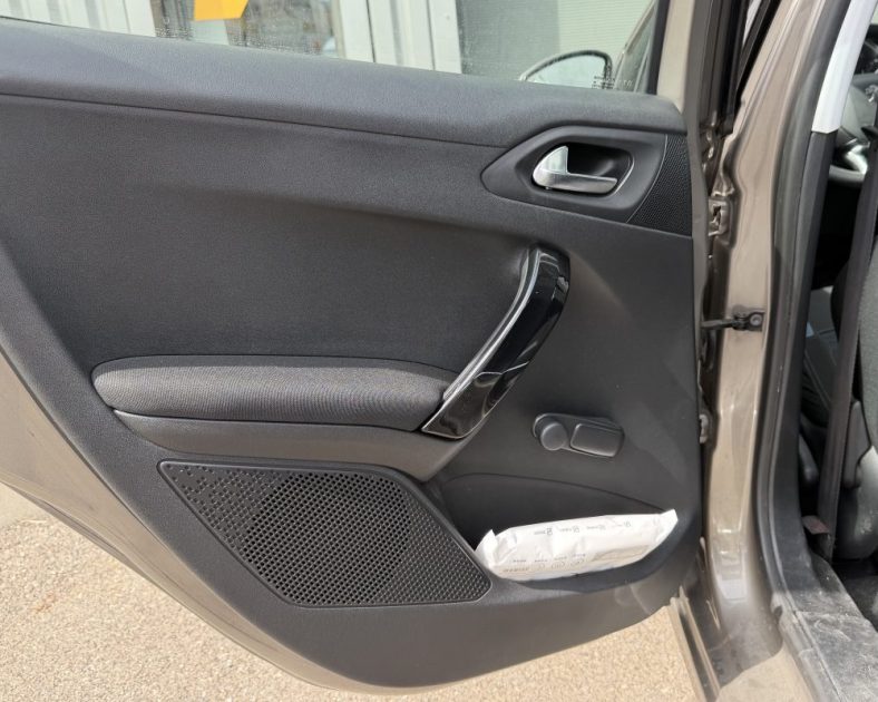 Peugeot 208 e-HDi 92ch Business Pack – Bon état - 2014 – 167 000 km – BVM5 – Gris Aluminium