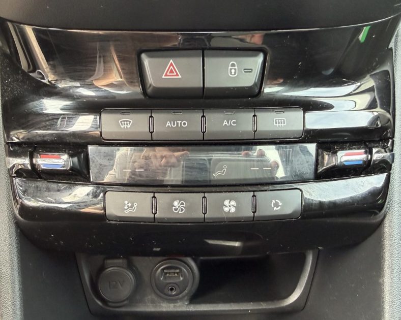 Peugeot 208 e-HDi 92ch Business Pack – Bon état - 2014 – 167 000 km – BVM5 – Gris Aluminium