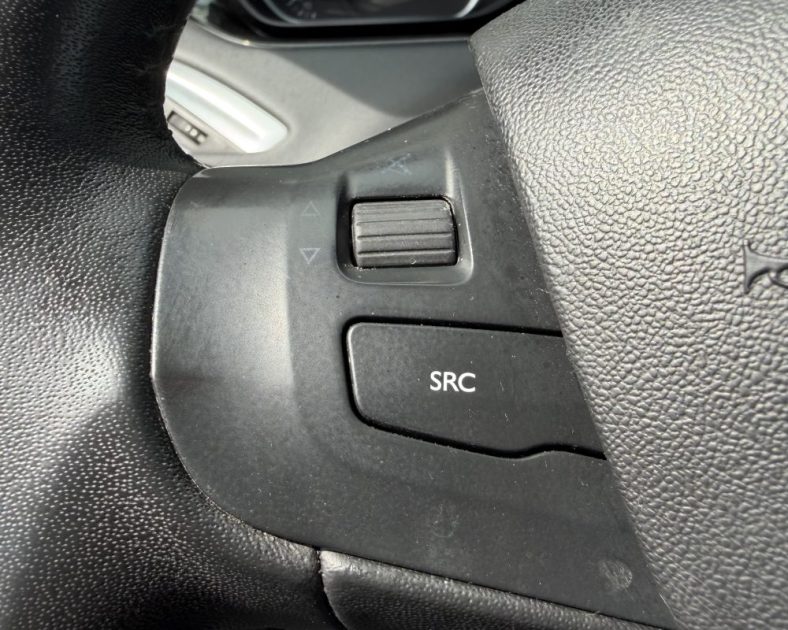 Peugeot 208 e-HDi 92ch Business Pack – Bon état - 2014 – 167 000 km – BVM5 – Gris Aluminium