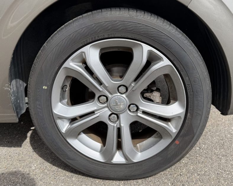 Peugeot 208 e-HDi 92ch Business Pack – Bon état - 2014 – 167 000 km – BVM5 – Gris Aluminium