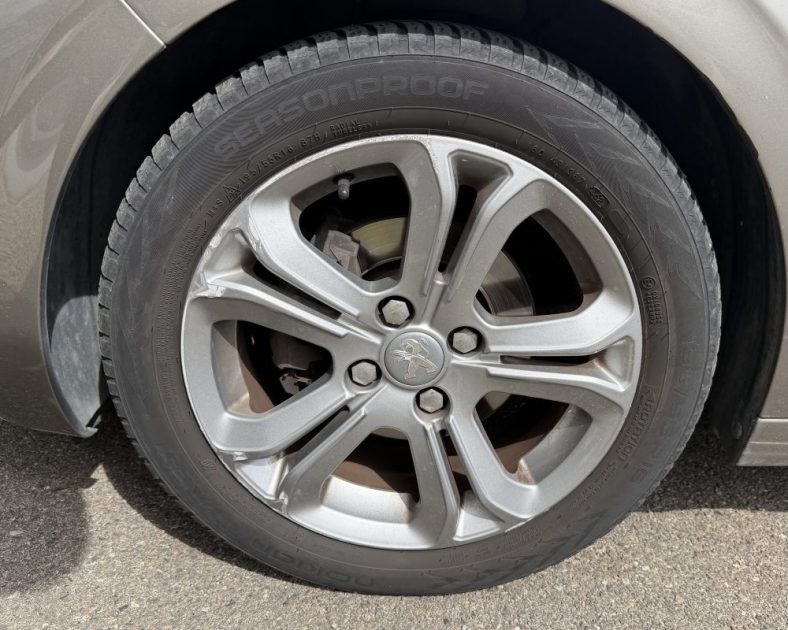 Peugeot 208 e-HDi 92ch Business Pack – Bon état - 2014 – 167 000 km – BVM5 – Gris Aluminium