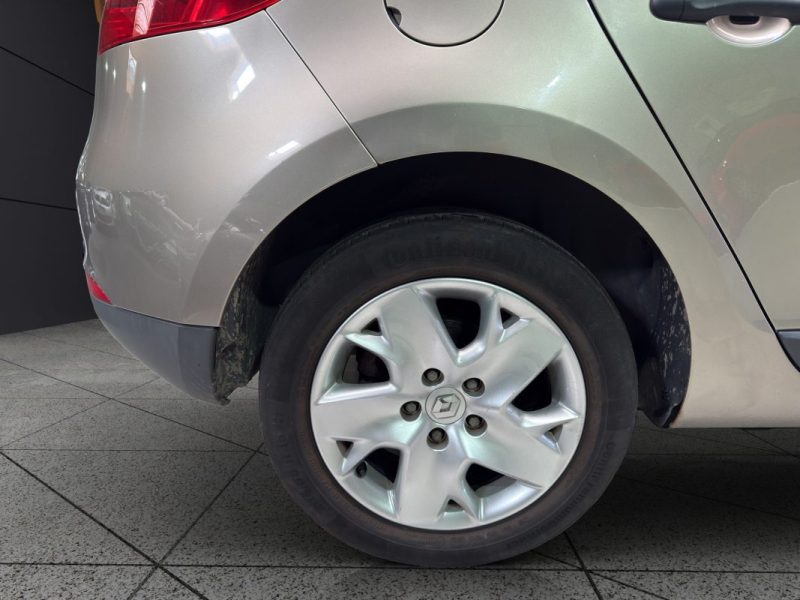 RENAULT MEGANE  1.6 16V TOMTOM EDITION 2011