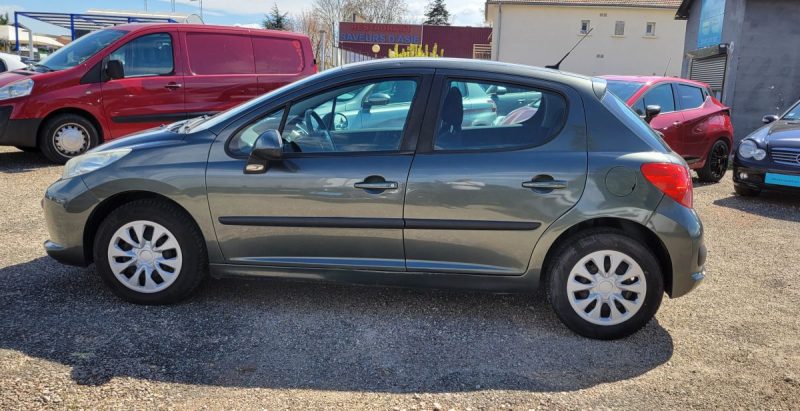 PEUGEOT 207 1.4 HDI 70 EXECUTIVE - Distribution neuve