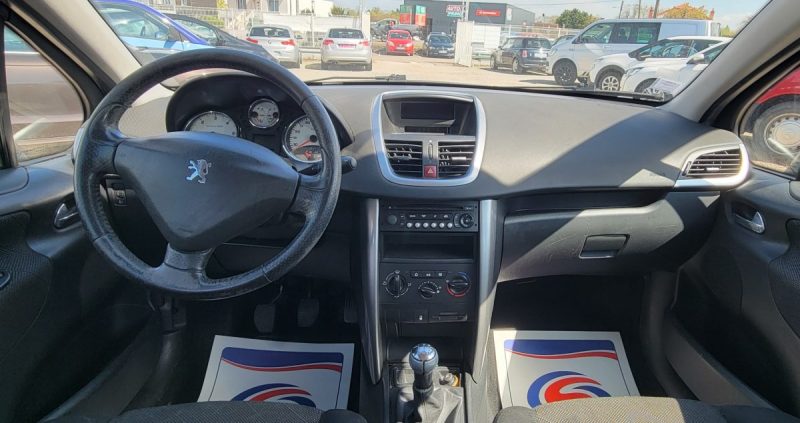 PEUGEOT 207 1.4 HDI 70 EXECUTIVE - Distribution neuve