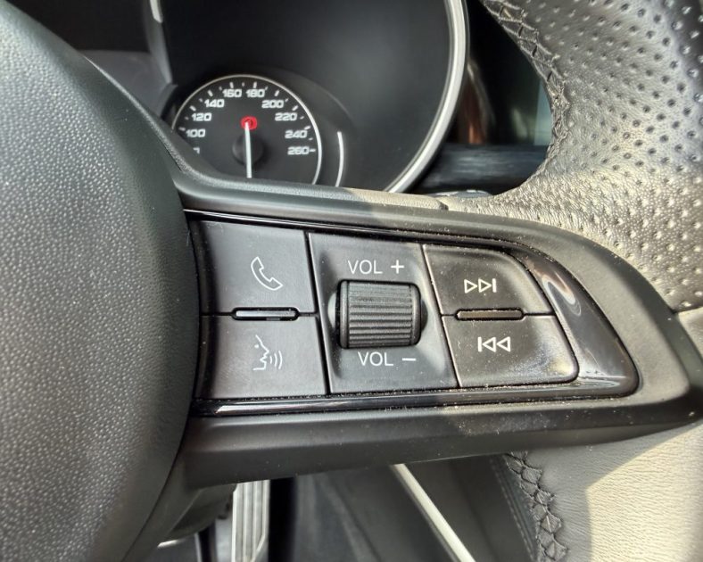 SUPER Q4 Alfa Romeo Stelvio 2.2 Diesel 190ch - ATTELAGE– 2023 – 86 330 km – Full options – Noir